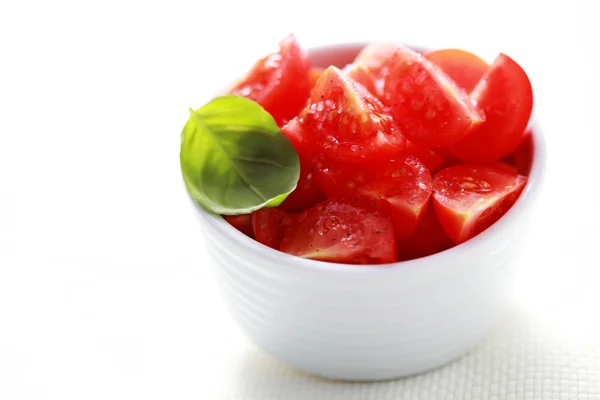 新鮮なトマトのサラダ 飲食物のボウル — ストック写真