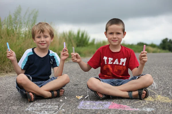 Два Мальчика Рисуют Мелом Тротуаре Семья Дети — стоковое фото