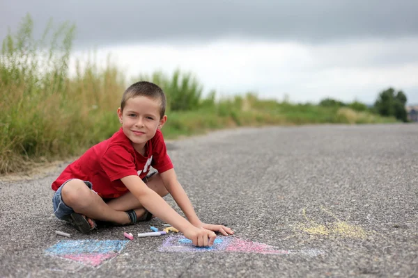 Jähriger Junge Zeichnet Mit Gehwegkreide Familie Und Kinder — Stockfoto