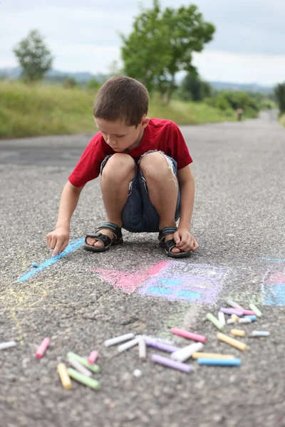 Річний Хлопчик Малює Тротуарною Крейдою Сім Діти — стокове фото
