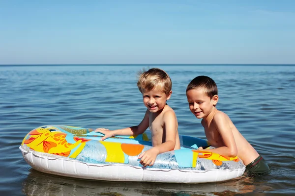 Twee Broers Spelen Het Water Kinderen — Stockfoto