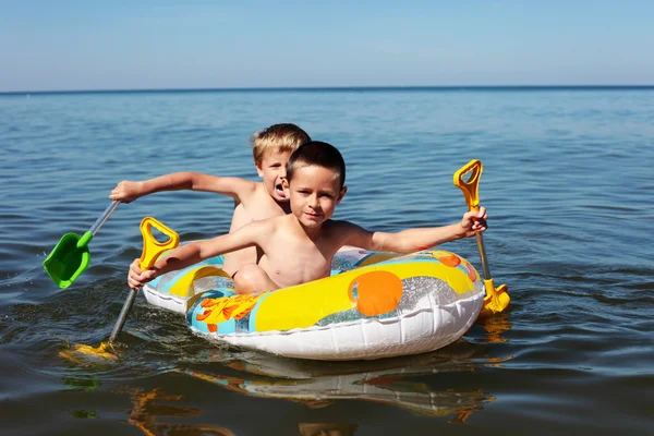 Zwei Brüder Spielen Wasser Kinder — Stockfoto