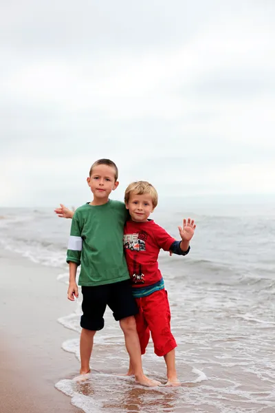 Két Testvér Játszik Tengerparton Gyerekek — Stock Fotó