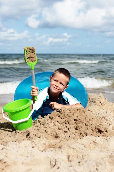 Jähriger Junge Wühlt Sand Kinder — Stockfoto