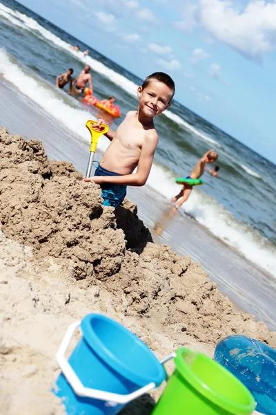 Anos Idade Menino Cavando Areia Crianças — Fotografia de Stock