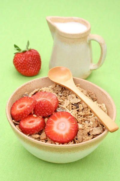 Egészséges reggeli - szamóca gabonapelyhek és Műzlik — Stock Fotó
