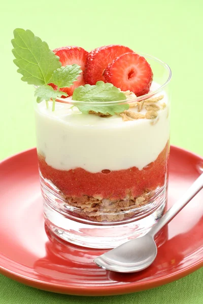 Glas Köstlichen Joghurt Müsli Und Erdbeeren — Stockfoto