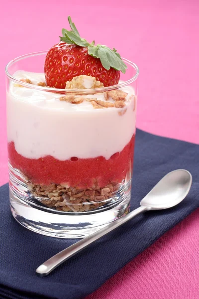 Glas Köstlichen Joghurt Müsli Und Erdbeeren — Stockfoto