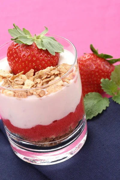 Joghurt mit Erdbeeren — Stockfoto