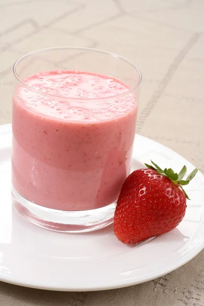 美味的草莓奶昔 Glass — 图库照片