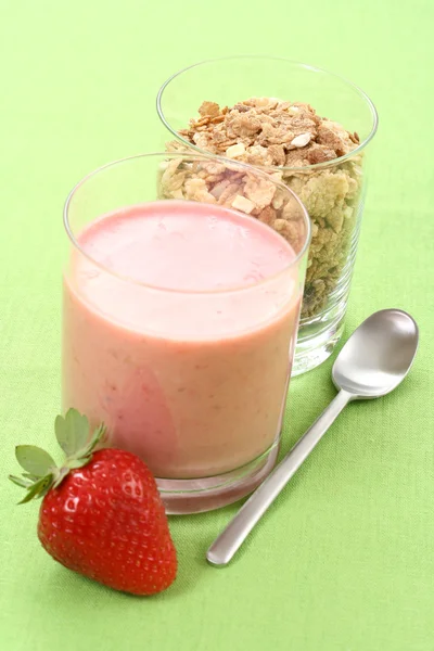 美味酸奶 Musli 和草莓玻璃 — 图库照片