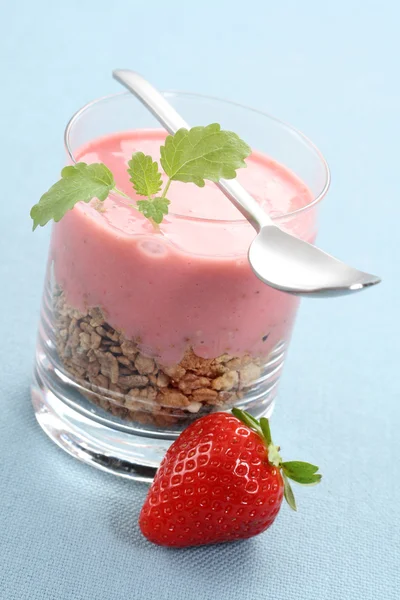 Yogurt with strawberries — Stock Photo, Image