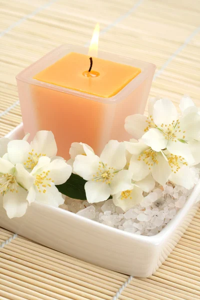 芳香疗法 蜡烛和新鲜茉莉花 — 图库照片