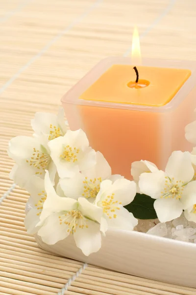 芳香疗法 蜡烛和新鲜茉莉花 — 图库照片