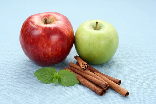 绿色和红色苹果肉桂棒和薄荷 — 图库照片