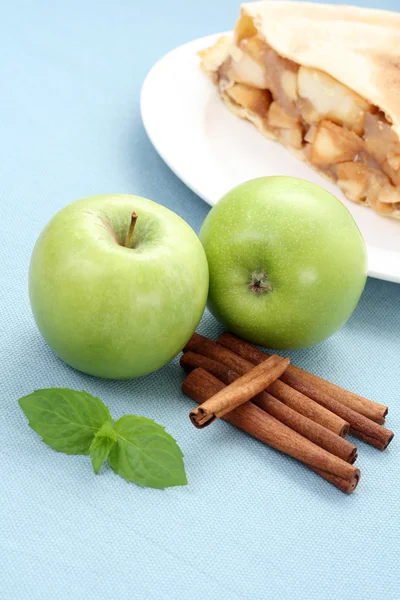 Teller Apfelkuchen Mit Frischen Früchten — Stockfoto