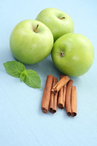 Grüne Äpfel Mit Zimtstangen Und Minze — Stockfoto