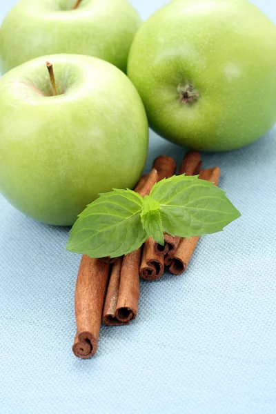 Äpfel und Zimt — Stockfoto