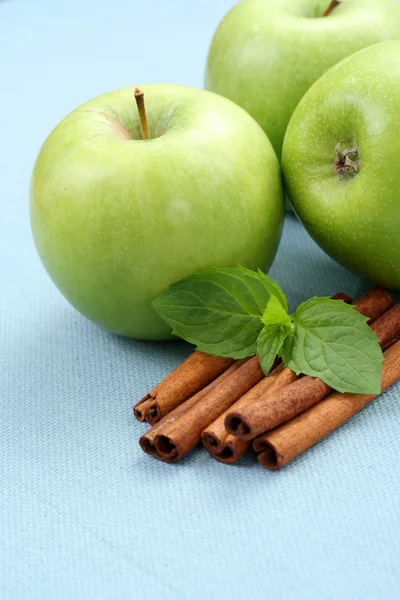 シナモンスティックとミントの緑のりんご — ストック写真