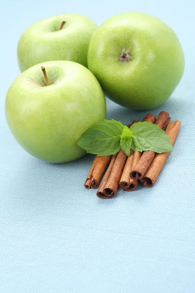 Groene Appels Met Kaneelstokjes Mint — Stockfoto