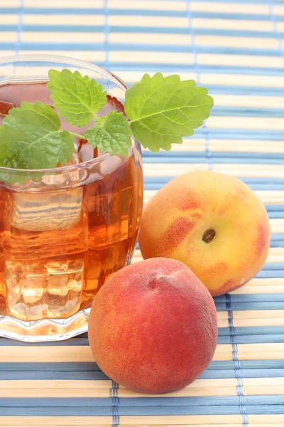 Glas Fruchtiger Eistee Perfekt Für Heißen Sommer — Stockfoto
