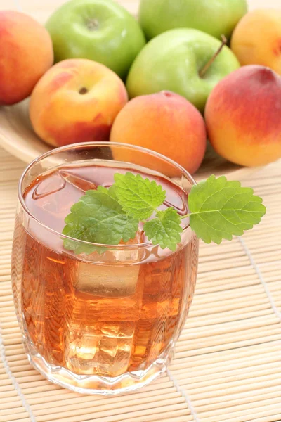 Vidro Chá Gelo Frutado Perfeito Para Verão Quente — Fotografia de Stock