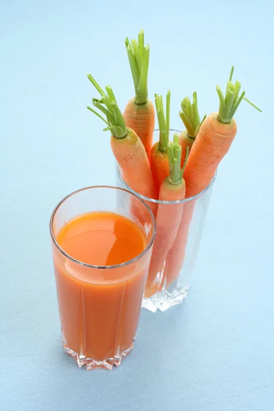杯新鲜胡萝卜汁和一些新鲜蔬菜 — 图库照片