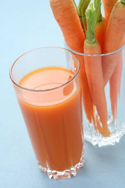 Склянка Свіжого Морквяного Соку Деяких Свіжих Овочів — стокове фото