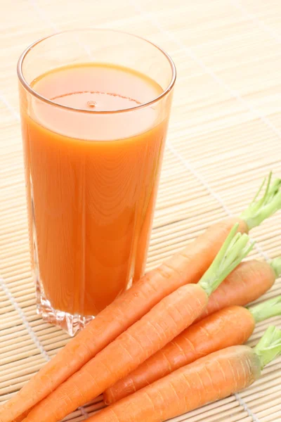 Stock image glass of fresh carrot juice and some fresh vegetables