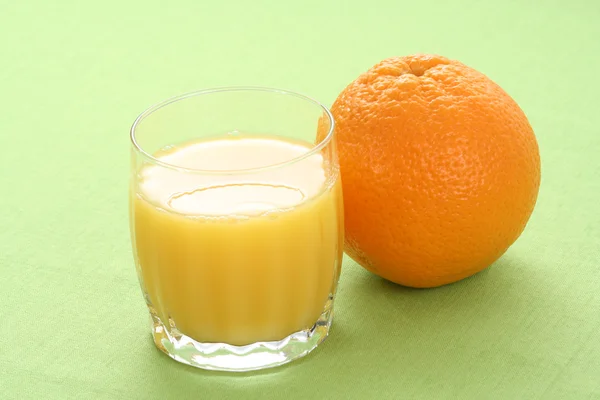 Ποτήρι Φρέσκο Χυμό Πορτοκάλι Και Μερικά Φρέσκα Φρούτα — Φωτογραφία Αρχείου