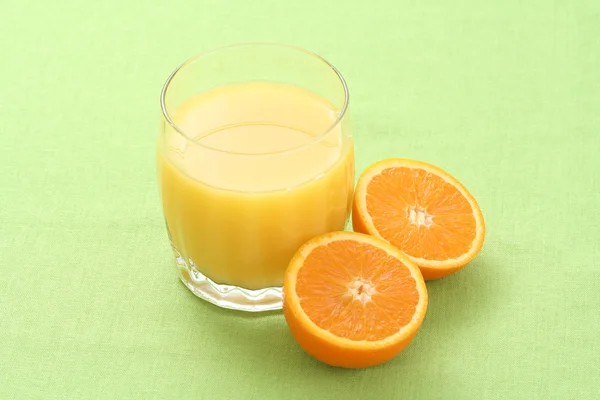 신선한 오렌지 주스와 신선한 과일의 — 스톡 사진