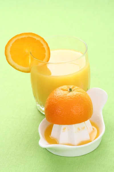 Szklanka Świeżego Soku Pomarańczowego Niektórych Świeżych Owoców — Zdjęcie stockowe