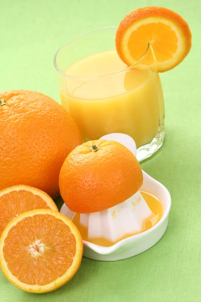 Glas Färskpressad Apelsinjuice Och Lite Färsk Frukt — Stockfoto