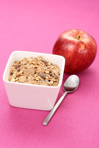 Завтрак - мюсли и яблоко — стоковое фото