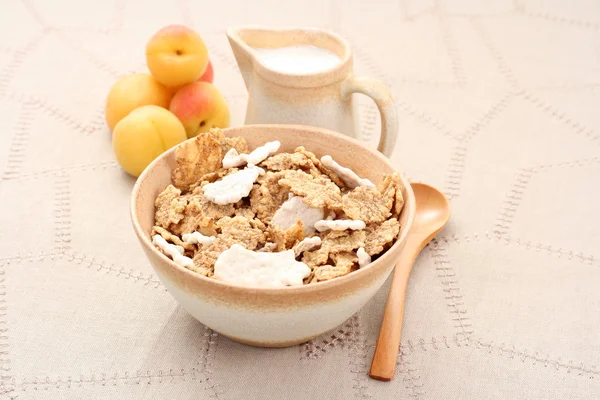 Здоровый завтрак - мюсли и фрукты — стоковое фото