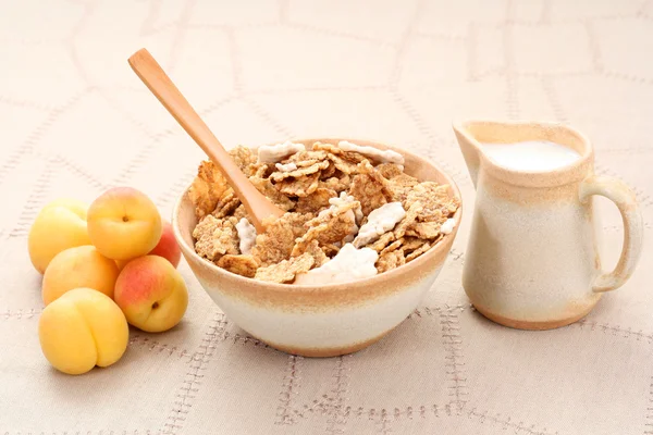 Здоровый завтрак - мюсли и фрукты — стоковое фото