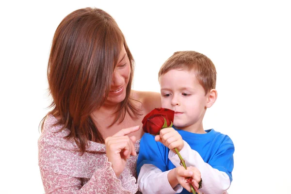 歳の少年と彼の母親を白で隔離される赤いバラ — ストック写真