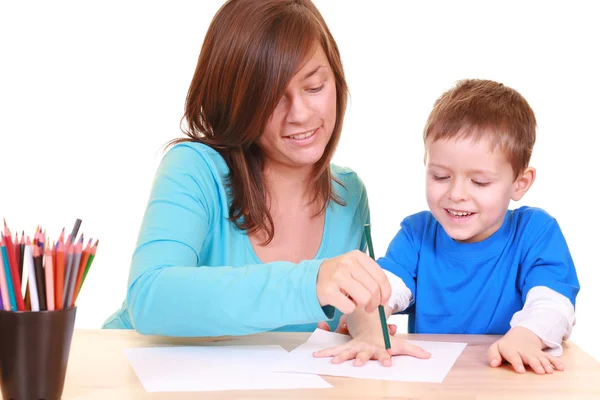 五岁的男孩和他的母亲一起绘图上孤立的白 — 图库照片