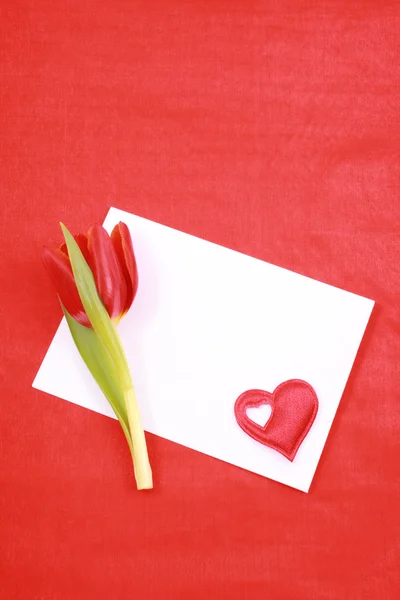Αφήστε Ένα Ρομαντικό Μήνυμα Χαρτί Τουλίπα Και Κόκκινη Καρδιά — Φωτογραφία Αρχείου