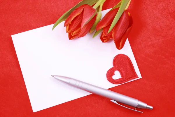留言浪漫 纸质的郁金香和红色的心 — 图库照片