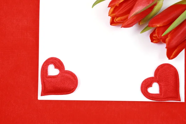 留言浪漫 纸质的郁金香和红色的心 — 图库照片