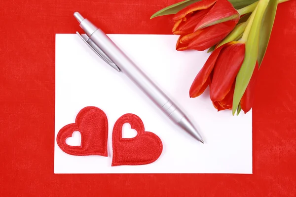 紙チューリップ 赤いハート ロマンチックなメッセージを残す — ストック写真