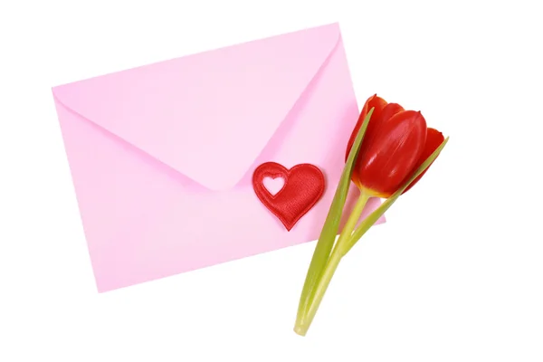 Enveloppe Rose Avec Coeur Rouge Tulipe Isolée Sur Blanc — Photo