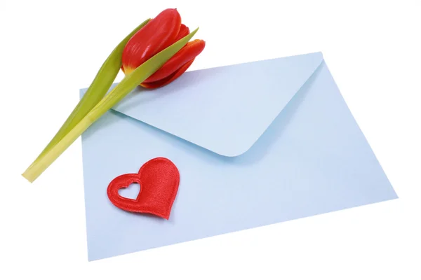 Envelope Azul Com Coração Vermelho Tulipa Isolado Branco — Fotografia de Stock