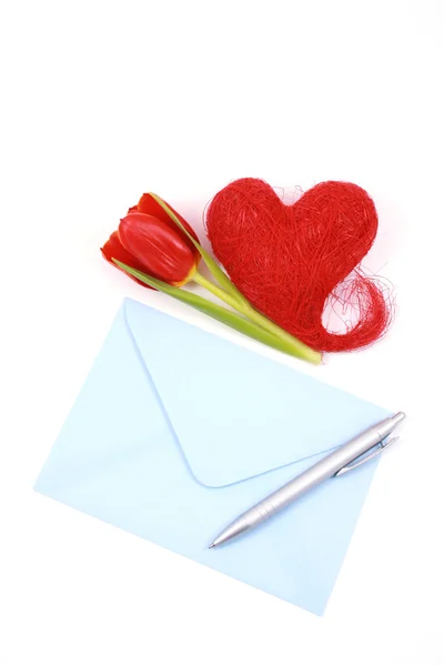 蓝色信封与郁金香孤立在白色和红色的心笔 — 图库照片