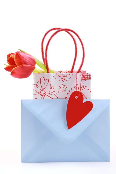 Tulip Mavi Zarfın Üzerine Beyaz Izole Ile Güzel Alışveriş Çantası — Stok fotoğraf