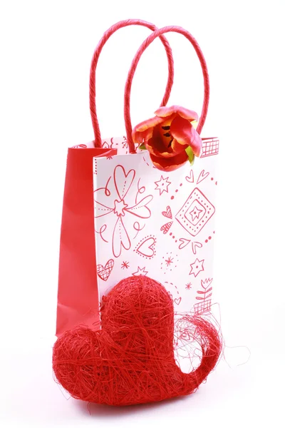 Ωραία Τσάντα Για Ψώνια Τουλίπα Και Κόκκινη Καρδιά Που Απομονώνονται — Φωτογραφία Αρχείου