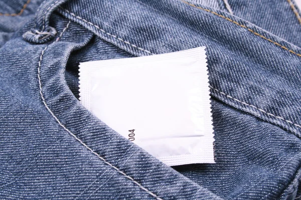 Close Ups Van Jeans Zak Met Condoom — Stockfoto