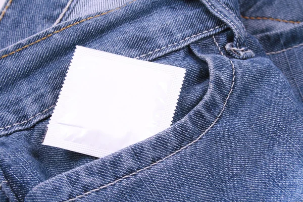 Primi Piani Tasca Jeans Con Preservativo — Foto Stock