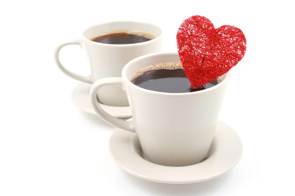 Dwóch Filiżanek Kawy Czerwonym Sercem Białym Tle — Zdjęcie stockowe